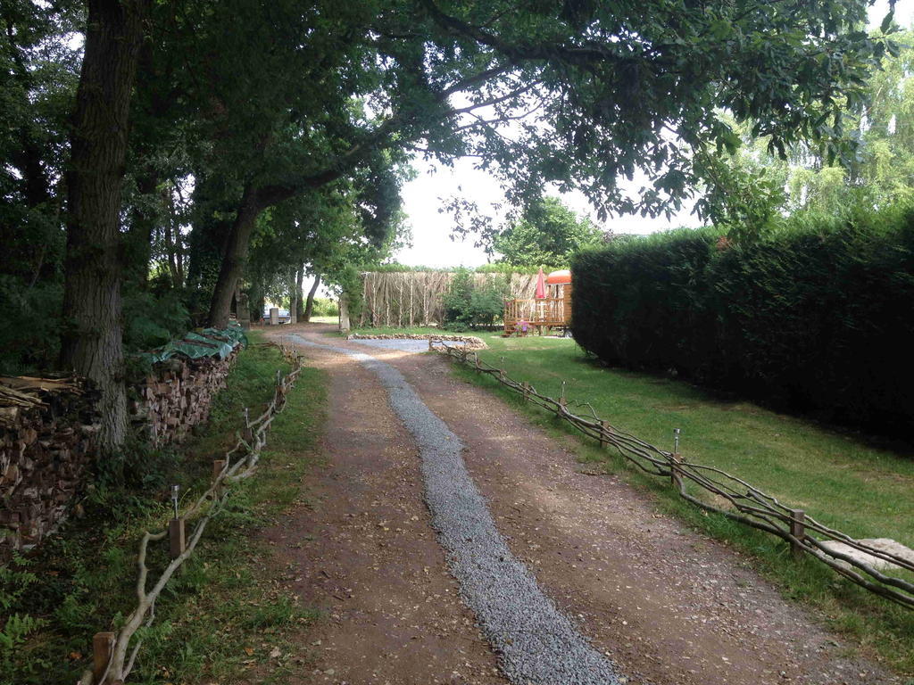 Roulotte Du Petit Bois Villa Theillement ภายนอก รูปภาพ